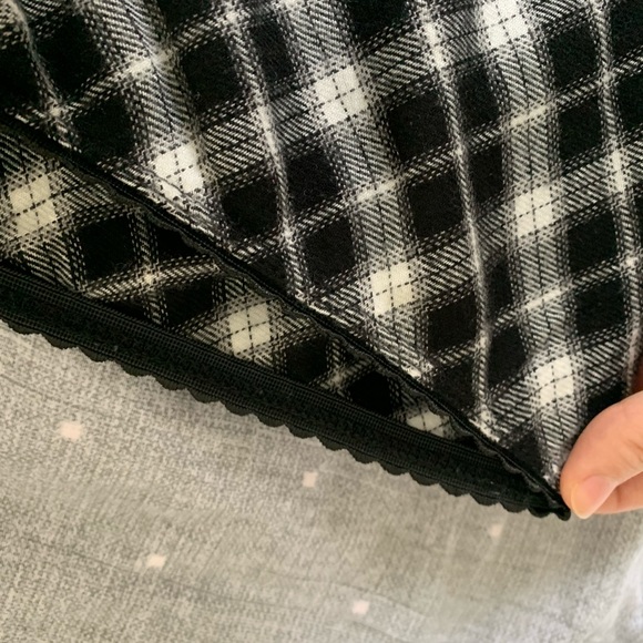 ❌SOLD❌ gingham Black/White Skirt with Elastic Band - Picture 7 of 8